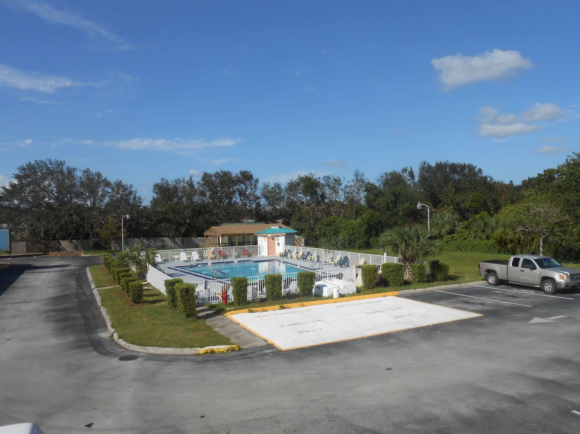 Executive Garden Titusville Hotel Екстер'єр фото