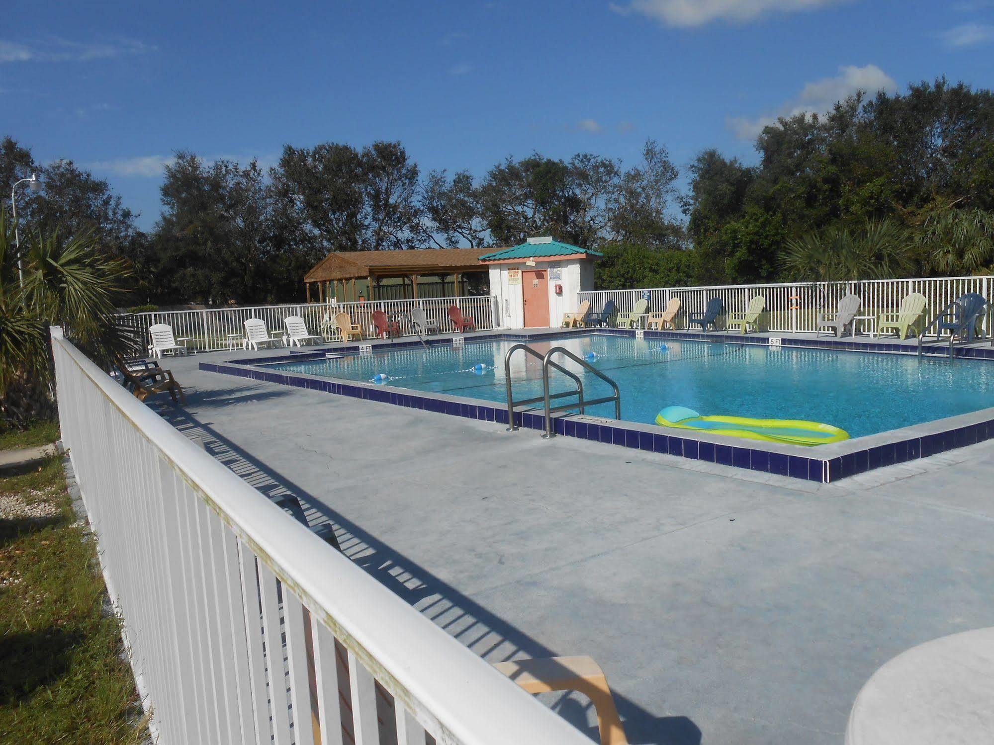 Executive Garden Titusville Hotel Екстер'єр фото