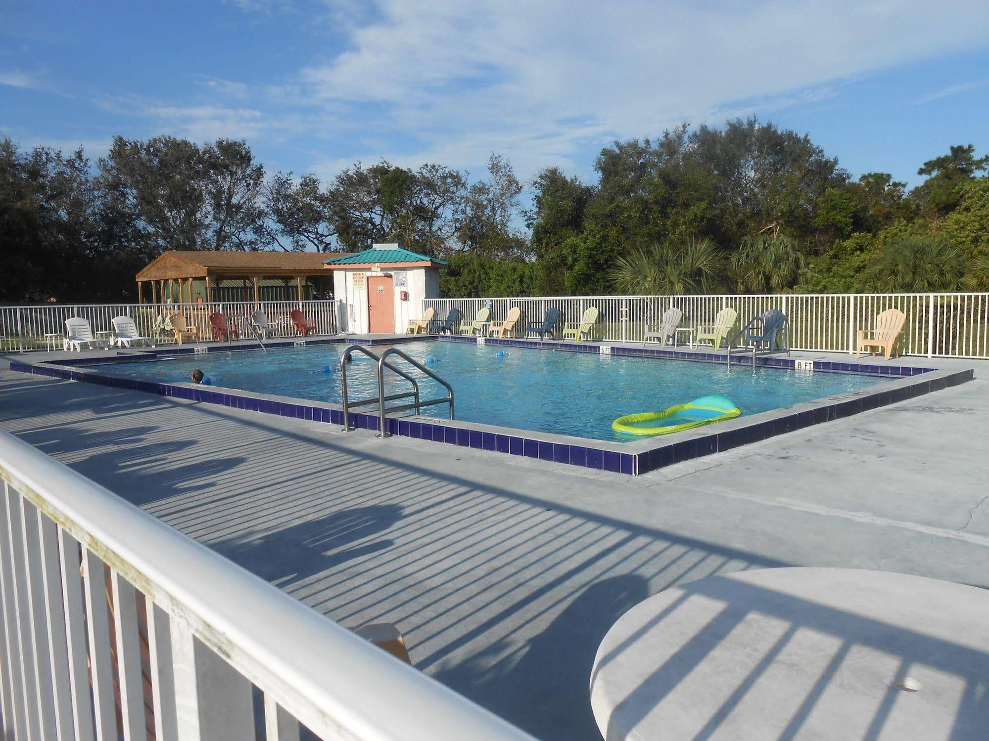 Executive Garden Titusville Hotel Екстер'єр фото