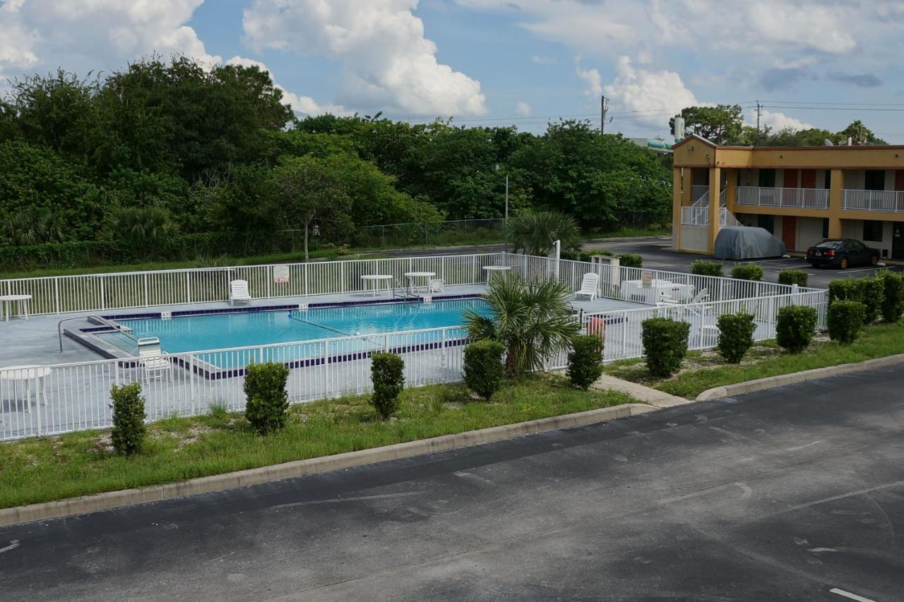 Executive Garden Titusville Hotel Екстер'єр фото